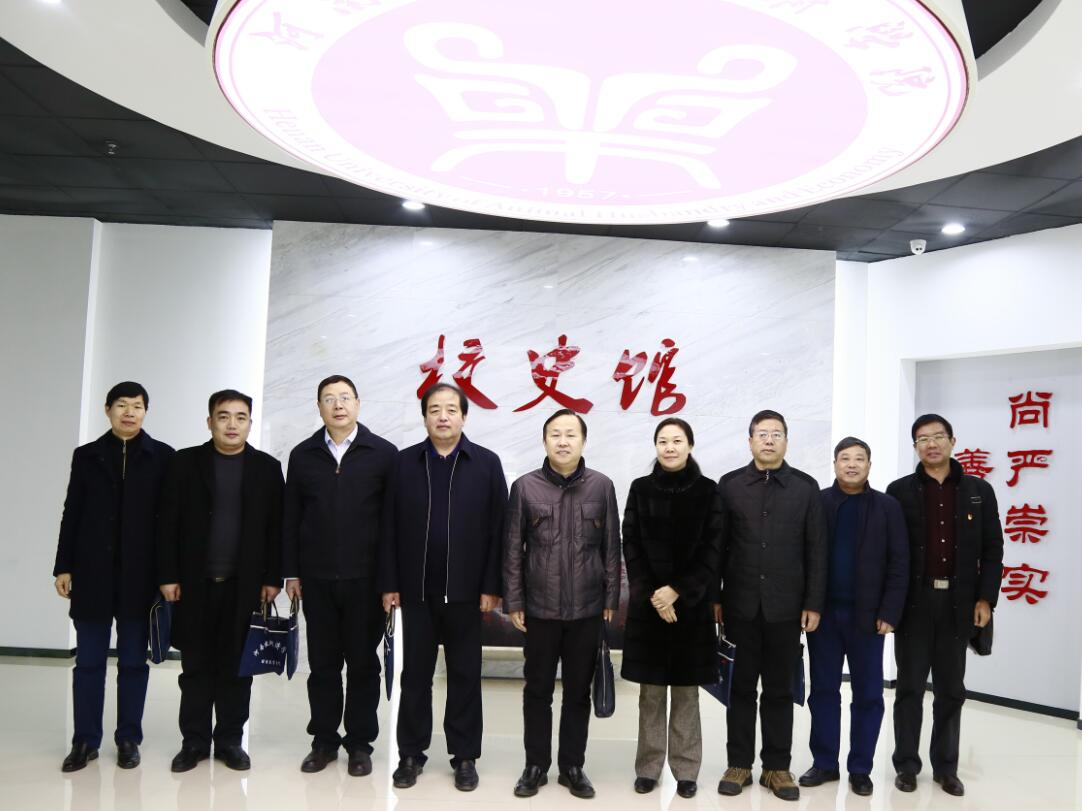 参观校史馆